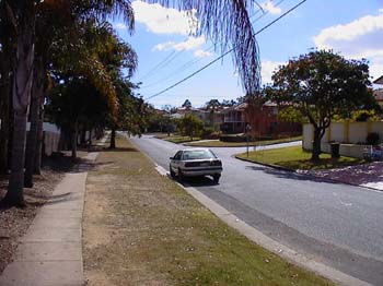 Vor der Einfahrt links