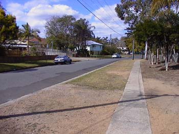 Vor der Einfahrt rechts